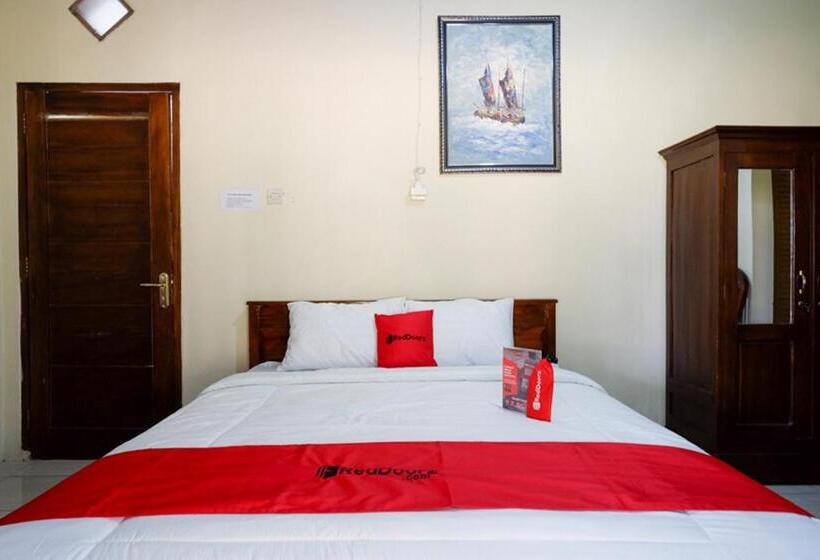 ペンション Reddoorz Syariah Near Alun Alun Pacitan 2