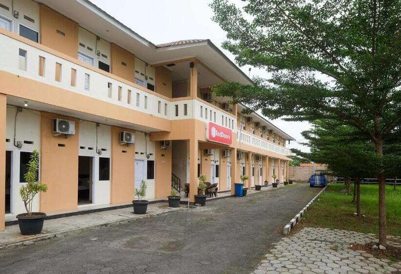 فندق صغير Reddoorz At Putri Syariah Brebes