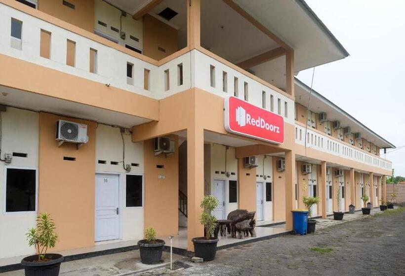 فندق صغير Reddoorz At Putri Syariah Brebes