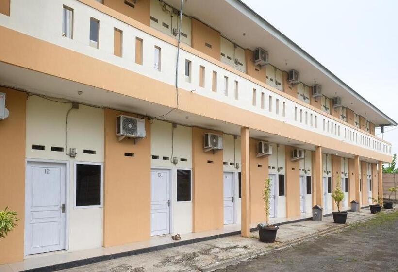 فندق صغير Reddoorz At Putri Syariah Brebes