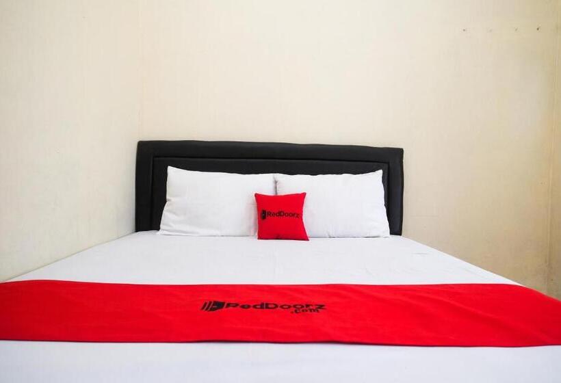 فندق صغير Reddoorz At Putri Syariah Brebes