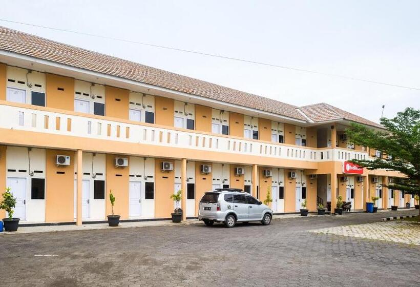 فندق صغير Reddoorz At Putri Syariah Brebes