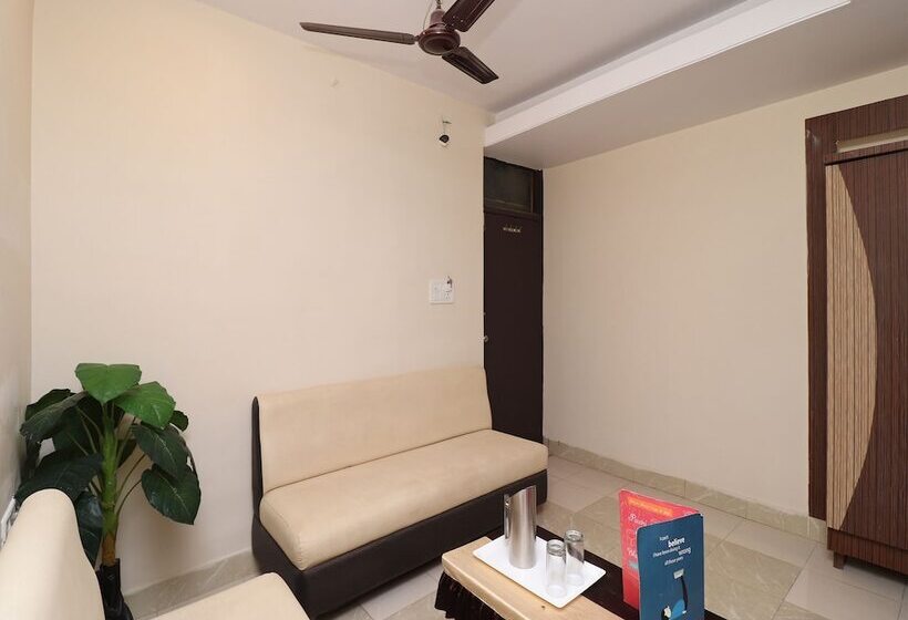ホテル Samrat By Oyo Rooms