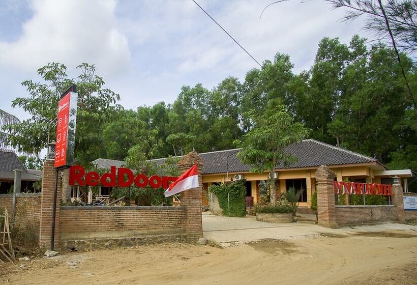 בית מלון כפרי Reddoorz Plus @ Pancer Door Beach