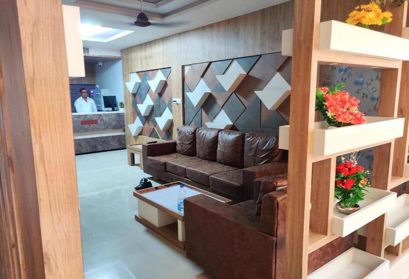 Отель The Grand Takshak