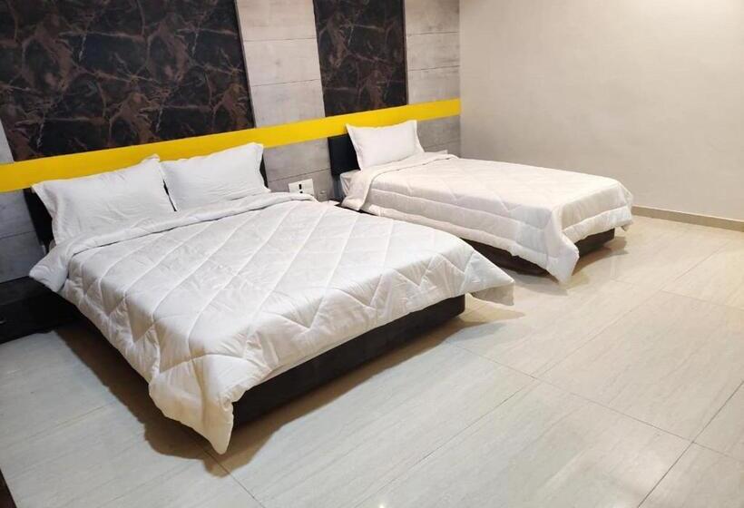 Отель The Grand Takshak