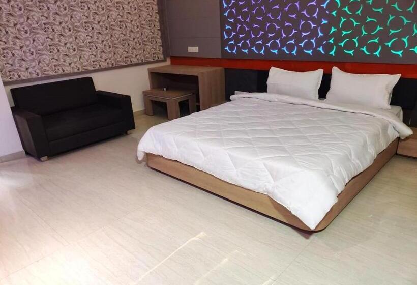 Отель The Grand Takshak