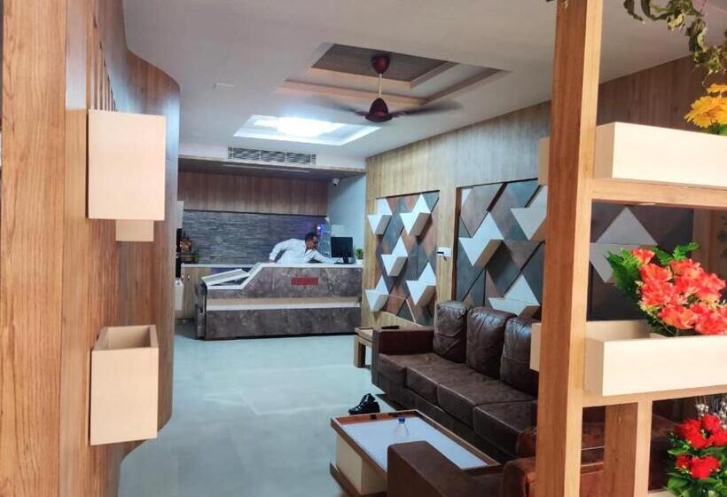 Отель The Grand Takshak