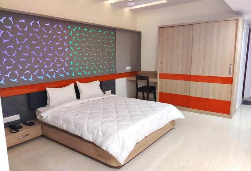 Отель The Grand Takshak