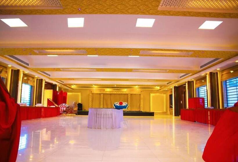ホテル Tirupati Palace