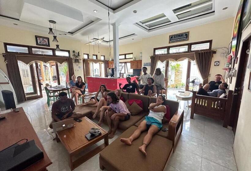펜션 Medewi Secret Surfcamp