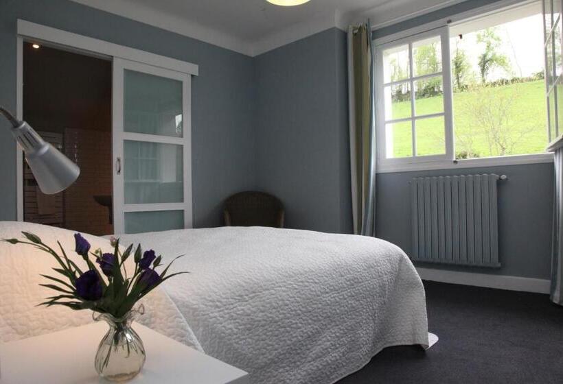 تختخواب و صبحانه Gure Lana