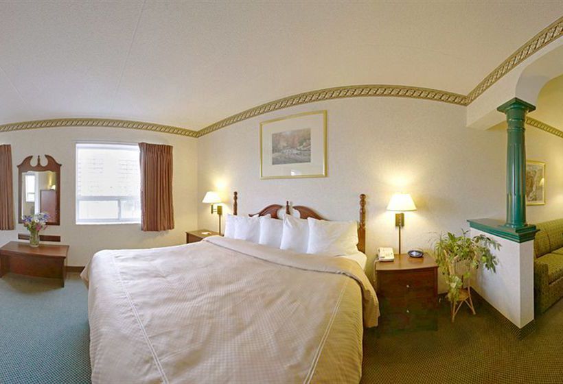ホテル Comfort Suites Downtown Windsor