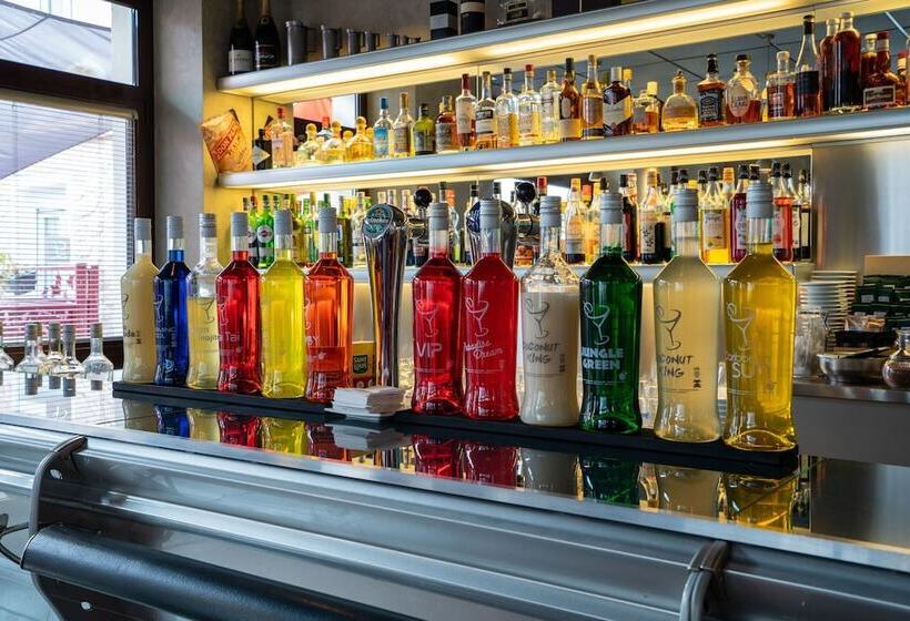 בית מלון כפרי Logis Central Hôtel   Restaurant & Spa