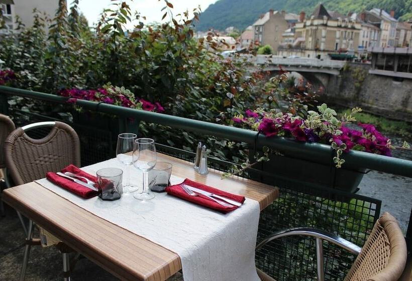 בית מלון כפרי Logis Central Hôtel   Restaurant & Spa