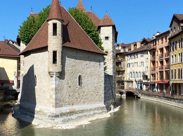 Отель Logis Hôtel Annecy Nord / Argonay