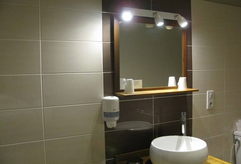 호텔 Logis Hôtel Le Cheval Noir