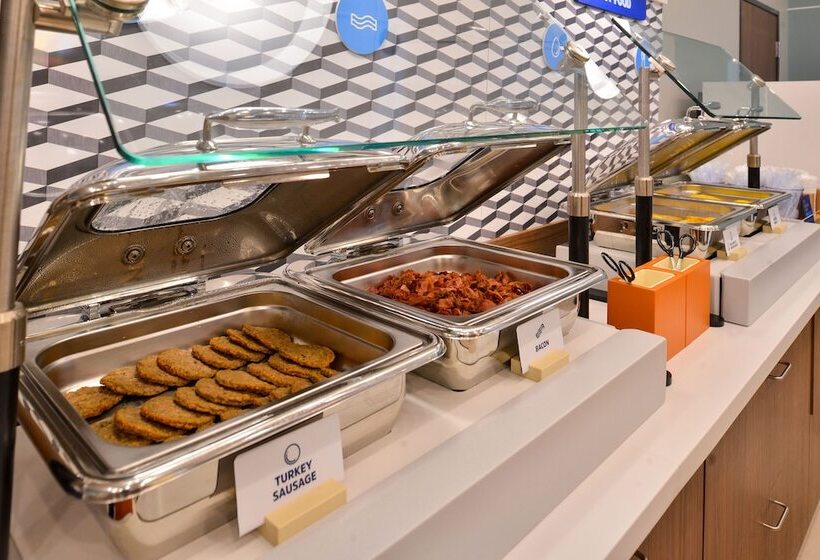 בית מלון כפרי Holiday Inn Express Castro Valley