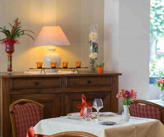 هتل Logis Auberge De La Rose