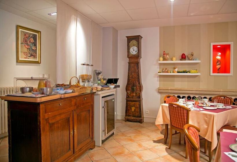 هتل Logis Auberge De La Rose