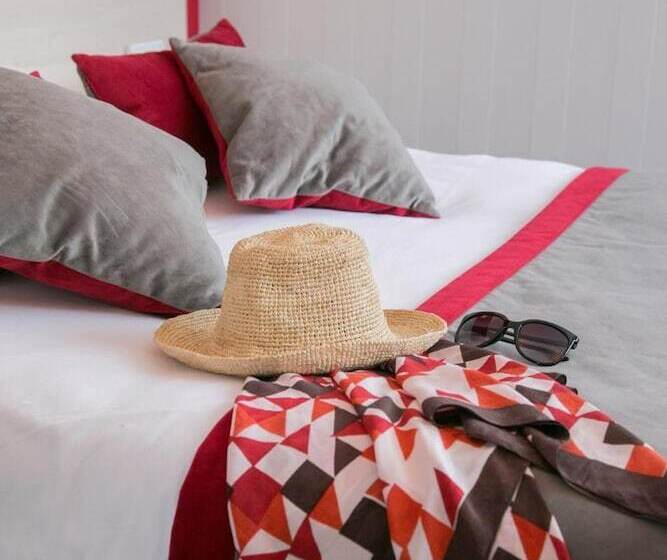 هتل Logis Auberge De La Rose
