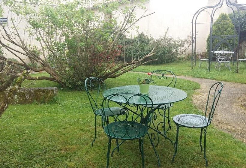 فندق Logis Auberge Le Centre Poitou
