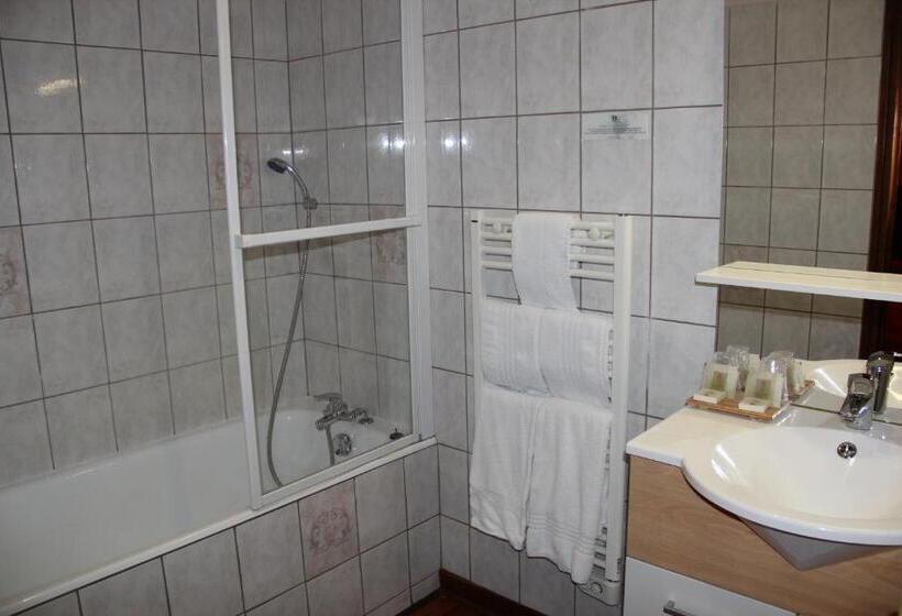 ホテル Logis Des Trois Maures