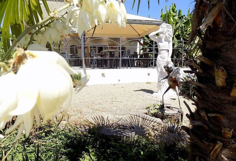 호텔 Logis Hôtel & Spa Le Saint Antoine