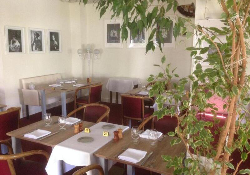 ホテル Logis Hôtel Restaurant Du Lion D Argent Et Des Tanneries