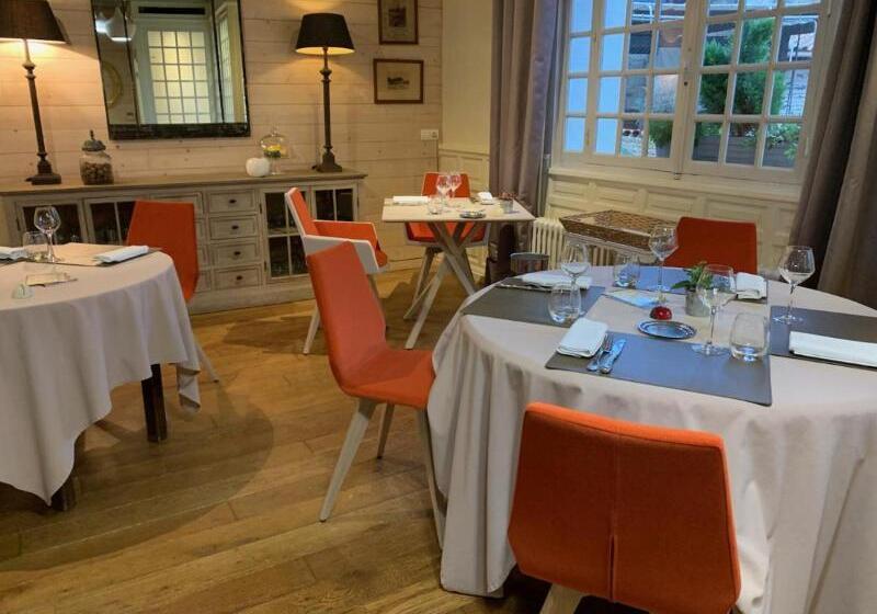 ホテル Logis Hôtel Le Central