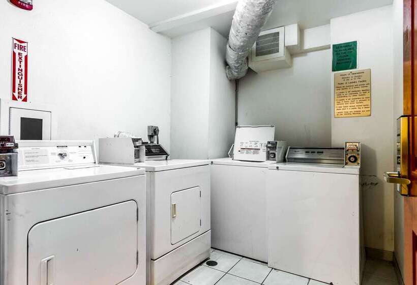 Отель Rodeway Inn & Suites