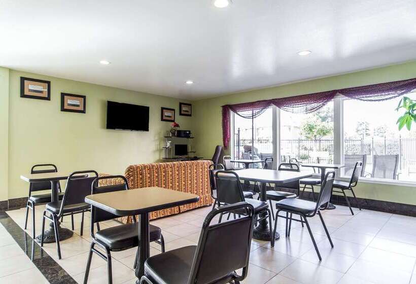 Отель Rodeway Inn & Suites