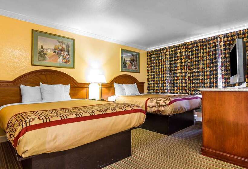 Отель Rodeway Inn & Suites