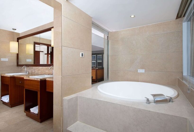 בית מלון כפרי Ramada Encore By Wyndham Qionghai Downtown