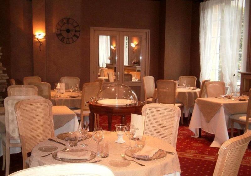 Отель Logis Hôtel Restaurant Les Airelles