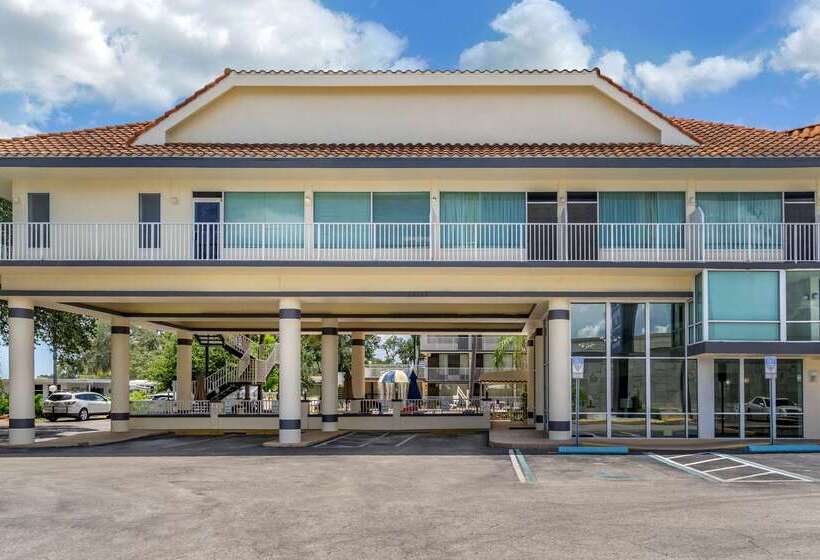בית מלון כפרי Rodeway Inn Central Clearwater Beach