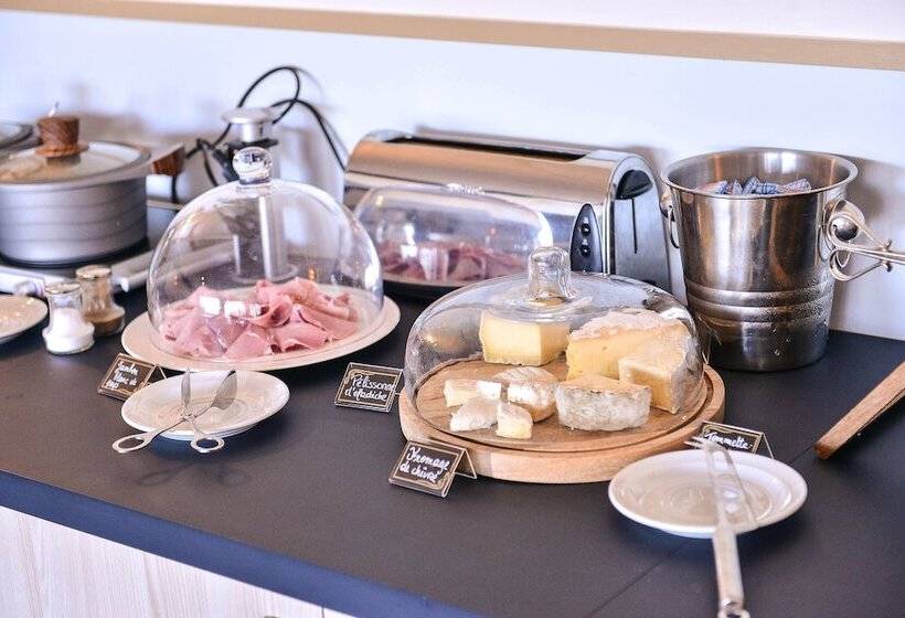 ホテル Logis Hôtel Restaurant Le Chêne Vert