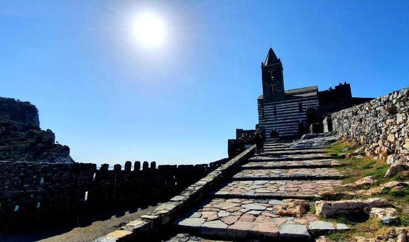 تختخواب و صبحانه L Americano Luxury Rooms