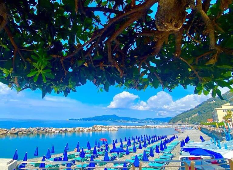 تختخواب و صبحانه L Americano Luxury Rooms