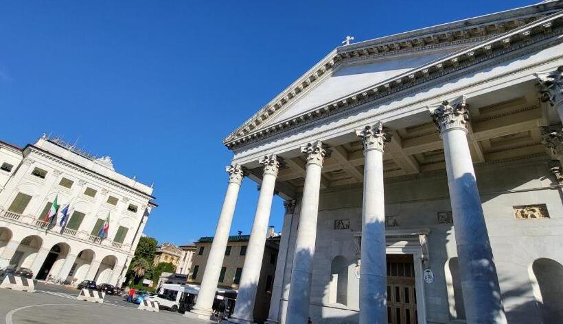 تختخواب و صبحانه L Americano Luxury Rooms