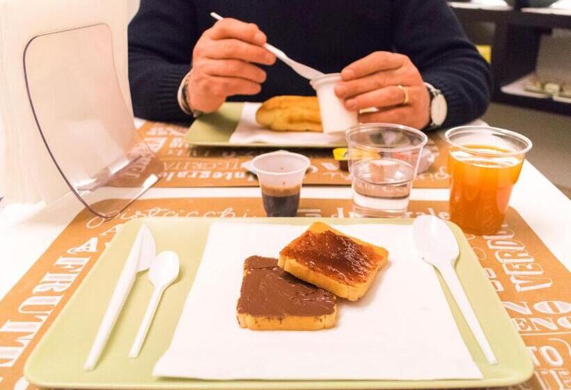 تختخواب و صبحانه Arté Andria
