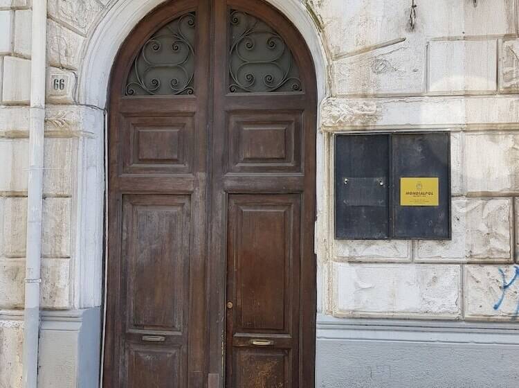 تختخواب و صبحانه Le Stanze Di Piazza Cairoli
