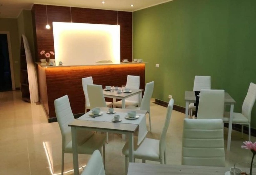 مسافرخانه Naxos Laguna Beach