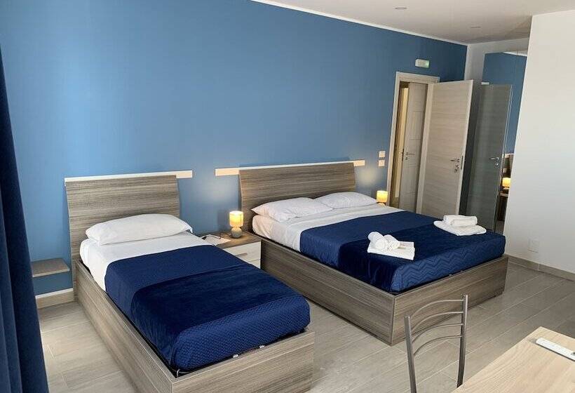 مسافرخانه Naxos Laguna Beach