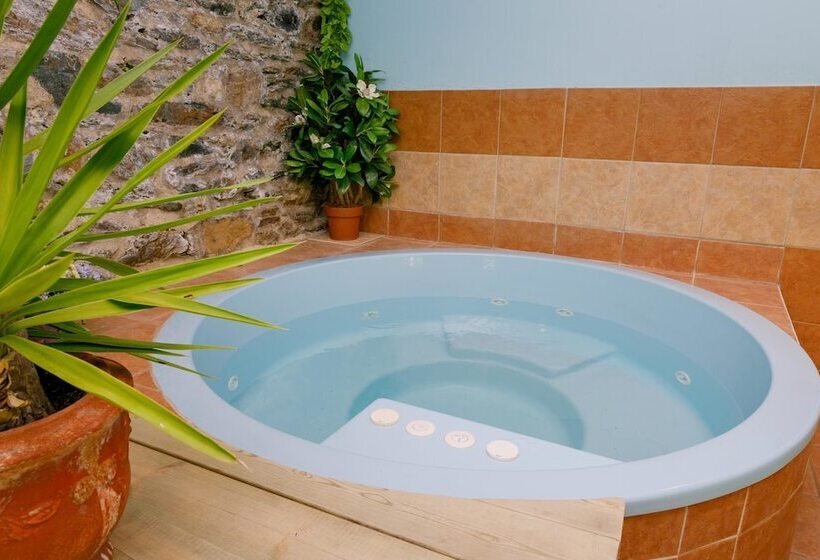 ホテル Logis Hôtels   Hostellerie Des Lauriers   Hôtel Et Restaurant