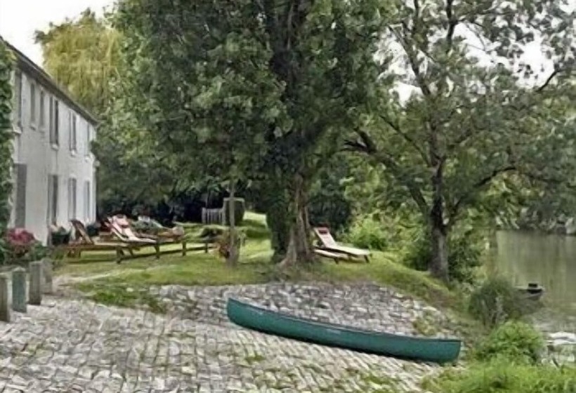 ホテル Logis Auberge De La Riviere