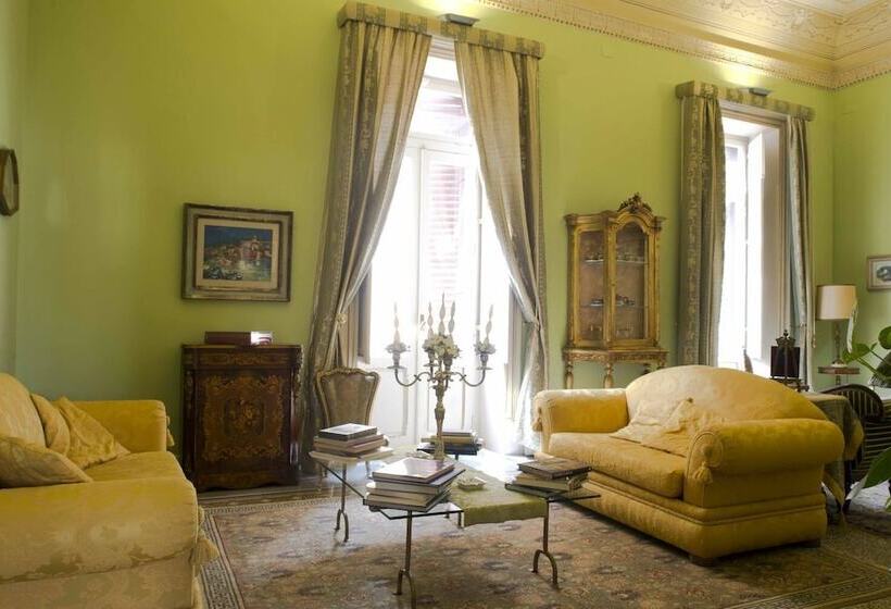 تختخواب و صبحانه Garibaldi 15