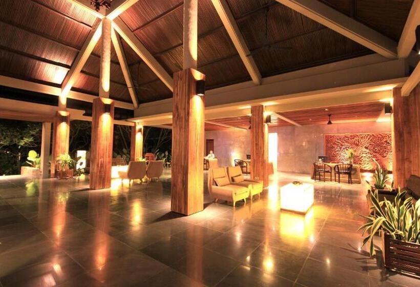 בית מלון כפרי Candi Beach Resort & Spa