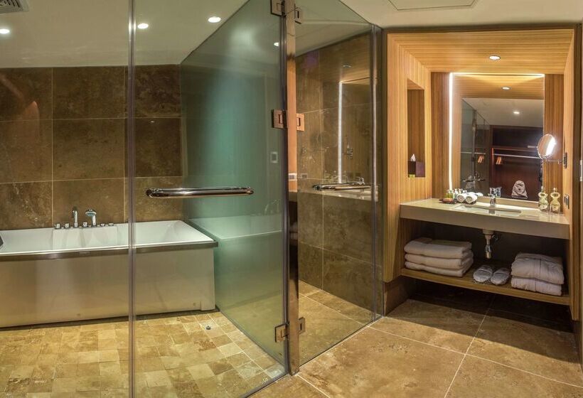 فندق Doubletree By Hilton Iquitos