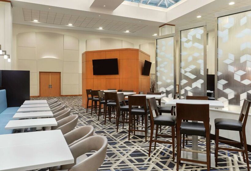 هتل Embassy Suites  Boston Logan Airport